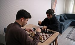 Enkazdan kurtulan milli satranççı Hena'nın hedefi spor ve eğitimi bir arada yürütmek