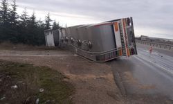 Eskişehir'de süt tankeriyle otomobilin çarpışması sonucu 3 kişi yaralandı