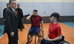 Gençlik ve Spor Bakanı Osman Aşkın Bak, Ankara'da sporcularla bir araya geldi:
