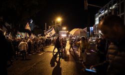 İsrailliler Netanyahu hükümetinin istifası ve erken seçim talebiyle sokaklara indi