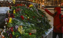 Moskova’da bazı vatandaşlar, Rus muhalif Navalnıy için "Solovetskiy Kamen" anıtına çiçek bırakıyor
