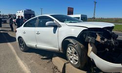 Şanlıurfa'da refüje çarpan otomobildeki 5 kişi yaralandı