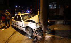 Sivas'ta aydınlatma direğine çarpan otomobilde sıkışan 3 kişi yaralandı