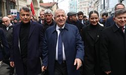 Zafer Partisi Genel Başkanı Özdağ, İstiklal Caddesi'nde vatandaşlarla bir araya geldi