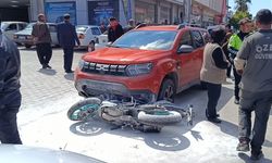 Adana'da motosikletin 2 otomobille çarpışması güvenlik kamerasında