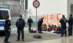 Almanya’da bir çevre grubu Başbakanlık binasına boyayla “İmdat! Sizin çocuklarınız” yazdı