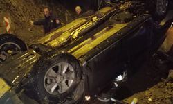 Artvin'de kaya parçasına çarparak devrilen otomobildeki 4 kişi yaralandı