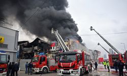 Başkentte çıkan depo yangınına itfaiye ekipleri müdahale ediyor
