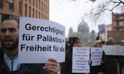 Berlin'de yaşayan İsrailliler, Gazze’de ateşkes talebiyle gösteri düzenledi