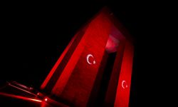 Çanakkale Şehitler Abidesi'ne Türk bayrağı yansıtıldı