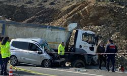 Çanakkale'de kamyon ile hafif ticari aracın çarpıştığı kazada 1 kişi öldü