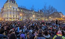 Fransız polisi, Dünya Kadınlar Günü yürüyüşünde göstericilere müdahale etti