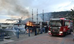 GÜNCELLEME - Alanya Balıkçı Barınağı'nda demirli iki tur teknesi yandı