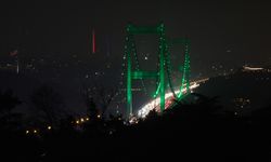 İstanbul'da iki köprü Yeşilay Haftası için ışıklandırıldı
