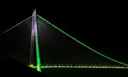 İstanbul'da köprüler Pakistan Milli Günü için ışıklandırıldı