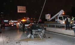 İzmir'de refüje ve aydınlatma direğine çarpan otomobilin sürücüsü öldü