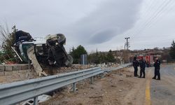 Kayseri'de mezarlığa devrilen tırın sürücüsü yaralandı