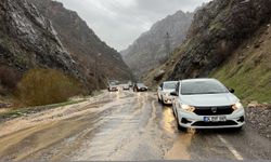 Şırnak'ta sağanak sonucu debisi yükselen akarsu taştı Uludere yolu ulaşıma kapandı