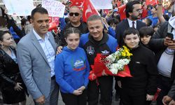 Türkiye'nin ilk astronotu Gezeravcı, mezun olduğu okulda öğrencilerle buluştu: