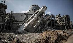 Gazzeliler, ilk teravih namazını İsrail saldırısında yıkılan caminin enkazında kıldı