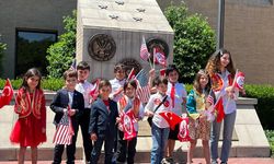 ABD'de Texas'ta bir belediye başkanı, 23 Nisan dolayısıyla koltuğunu Türk çocuklara devretti