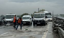 Anadolu Otoyolu'nda sürücüsünün makas atarak ilerlediği tır bariyerlere çarptı