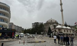 Çankırı'da kuvvetli rüzgar nedeniyle caminin minaresi devrildi