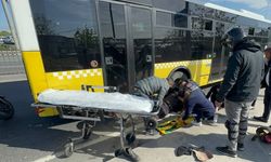 Fatih'te İETT otobüsü ile çarpışan motosikletin sürücüsü yaralandı