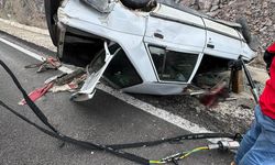 Gümüşhane'de devrilen otomobildeki sürücü öldü, eşi yaralandı