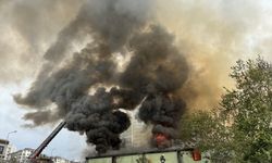 GÜNCELLEME - Esenyurt'ta kapı üretilen imalathanede çıkan yangına müdahale ediliyor