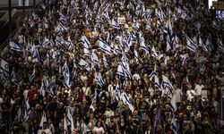 İsrailliler esir takası anlaşması ve Netanyahu'nun istifası için yine sokaklara indi