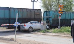Kayseri'de hemzenin geçitte trenin çarptığı otomobildeki bir kişi yaralandı