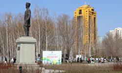 Kazakistan’da Türk diplomatlar, Astana’daki Atatürk Parkı’nda çevre temizliği yaptı
