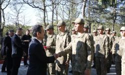 Kırklareli Valisi Ekici, Bulgaristan sınırında nöbet tutan Mehmetçik'in bayramını tebrik etti