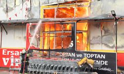 Kocaeli'de market deposunda çıkan yangına müdahale ediliyor