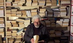 Mustafa Bıyık okuma sevgisiyle biriktirdiği eski kitapları meraklılarıyla buluşturuyor