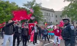 Türkiye'nin Washington Büyükelçiliği önünde 1915 olaylarına ilişkin gösteri yapan Ermeniler protesto edildi