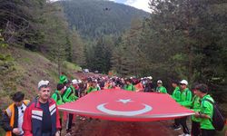 Çorum'da 300 kişi, 60 metrelik Türk bayrağı ile ormanda "gençlik yürüyüşü" yaptı