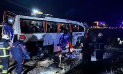 GÜNCELLEME - Aksaray'da yolcu otobüsünün devrilmesi sonucu 2 kişi öldü, 34 kişi yaralandı