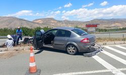 Malatya'da refüje çarpan otomobildeki 5 kişi yaralandı