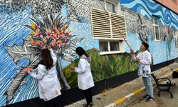 Muş'ta lise öğrencileri okulun duvarını resimlerle süsledi