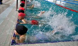 Osmaniye'de köy çocukları olimpik havuzda yüzme öğreniyor