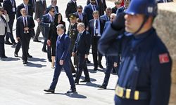 Romanya Başbakanı Ciolacu, Anıtkabir'i ziyaret etti