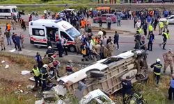 Islahiye‘de trafik faciası tankerle minibüs çarpıştı 8 ölü 11 yaralı