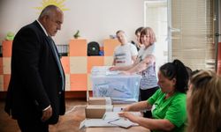 Bulgaristan'da halk çifte seçim için sandık başında