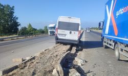 Bursa'da otomobil ile servis minibüsünün çarpıştığı kazada 5 kişi yaralandı