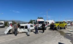 Erzincan'da pikap ile otomobilin çarpıştığı kazada 5 kişi yaralandı