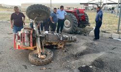 Kayseri'de otomobil ile traktörün çarpışması sonucu 5 kişi yaralandı