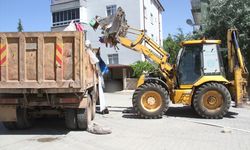 Konya'da bir apartmanın bahçesinden 5 kamyon ve 3 römork çöp çıkarıldı