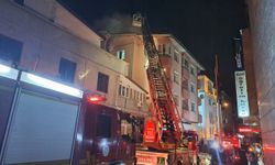 Sakarya'da apartmanın çatısında çıkan yangın hasara neden oldu